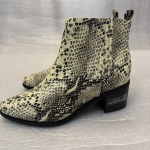 Blondo Que Waterproof Snakeskin Print Leather Block Heel Booties Sz 7.5 NEW